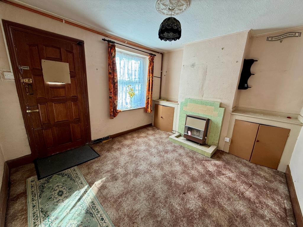 Lot: 69 - TERRACED HOUSE FOR REFURBISHMENT - Living room